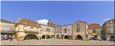 Monpazier (Dordogne - 24) - Place des Cornières (2007)